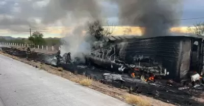 Triler calcinado en carretera Hermosillo-Guaymas