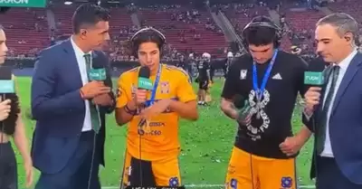 Oswaldo Snchez en la cancha con Diego Lainez