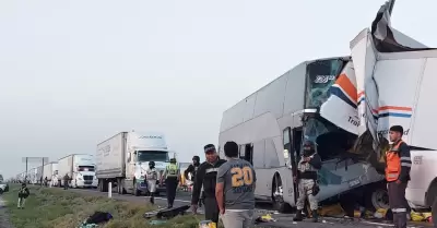 Autobs con migrantes choca contra triler en SLP