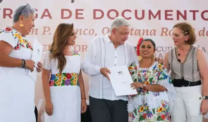 AMLO entregan documentos agrarios en Chetumal