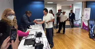 Mexicanos votan en consulado de Mxico en Chicago.