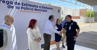 Entrega de estmulos a policas