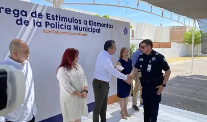 Entrega de estmulos a policas