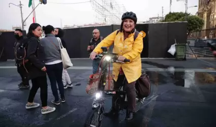 Xchitl Glvez se transporta en bicicleta