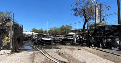 Incenfio consume autos en taller de carrocera