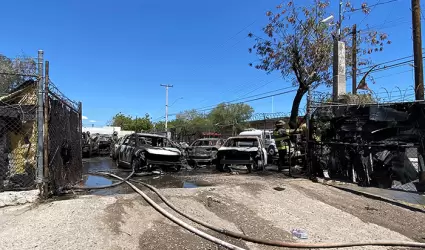 Incenfio consume autos en taller de carrocera