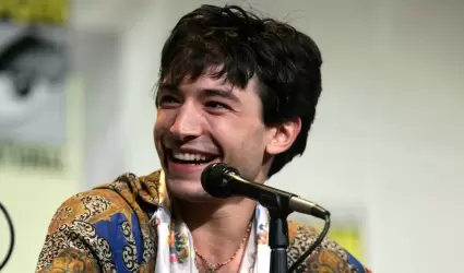 Ezra Miller asisti a la premier de "The Flash".