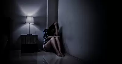 Suicidio. Depresi�n. Mujer depresiva sola en la habitaci�n oscura