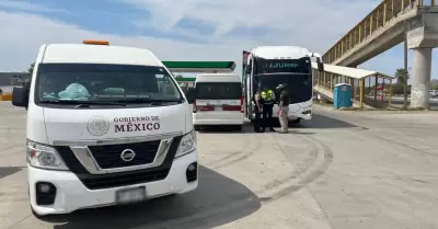 Rescatan a migrantes que viajaban en autobuses