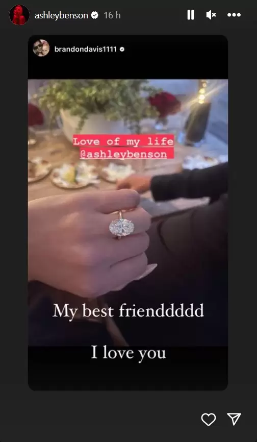Ashley Benson presumió su anillo de compromiso.