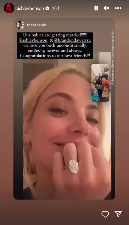 Ashley Benson presumió su anillo de compromiso.