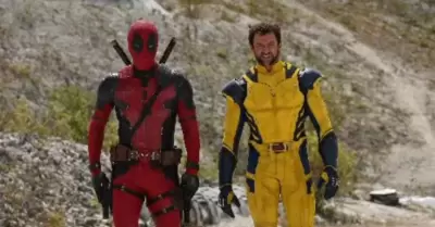 Hugh Jackman pos al lado de Ryan Reynolds.