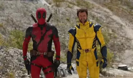 Hugh Jackman pos al lado de Ryan Reynolds.