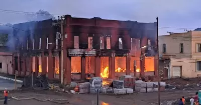 Edificio histrico consumido por el fuego, en Cananea