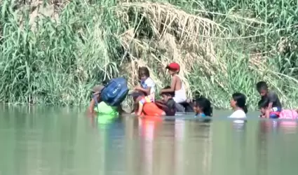 Migrantes cruzando el Río Bravo