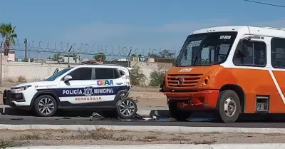 Camin choca por alcance a patrulla elctrica