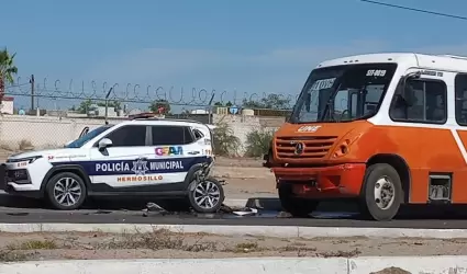 Camin choca por alcance a patrulla elctrica