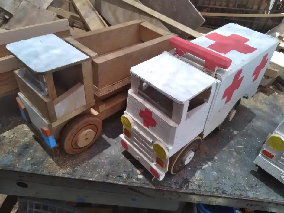 Carritos hechos de madera