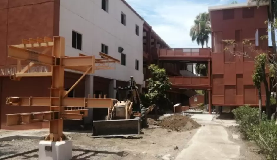 Demolicin del edificio que albergaba las carreras de Ingeniera Civil y Minas