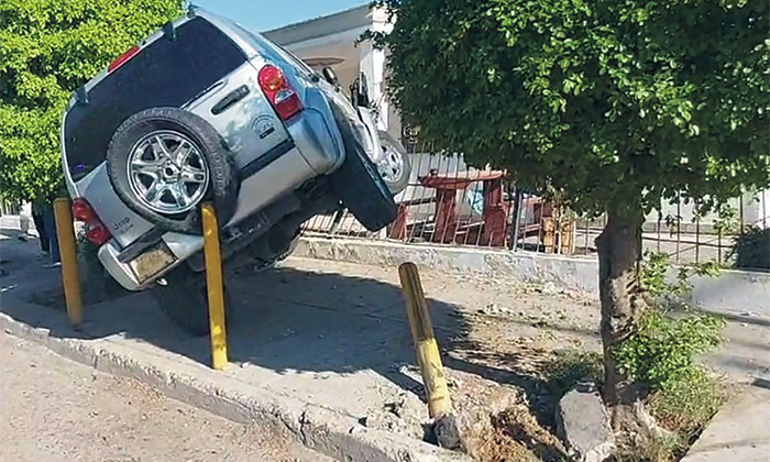 Conductor impacta camioneta contra una casa en la colonia Olivares ...