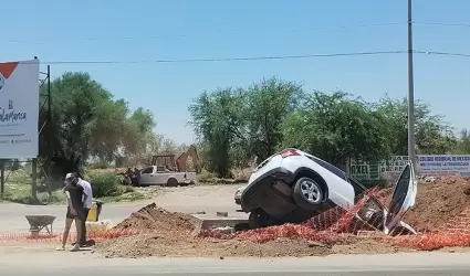 Conductora cae en zanja del bulevar Gaspar Luken