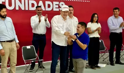 Entrega de becas en Ciudad Obregn