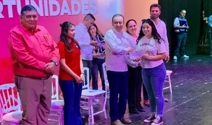 Entrega de becas en Guaymas