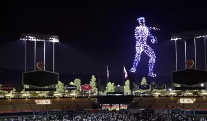 Espectculo con drones en homenaje a Fernando Valenzuela