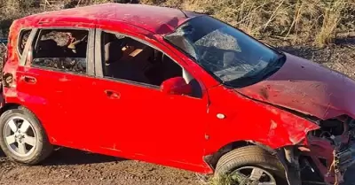 Un auto volc a la salida sur de Empalme dejando un joven muerto y 4 heridos.