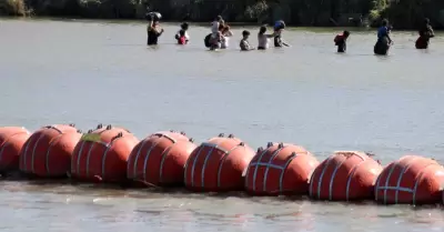 Migrantes cruzando el Ro Bravo