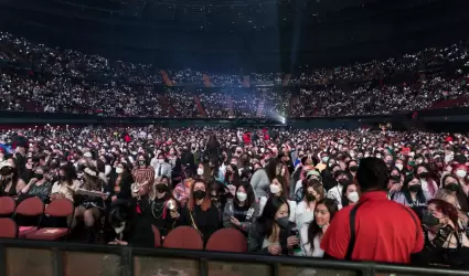 Vista de los fans de conciertos en la parada de Los ngeles del ATEEZ US Tour.