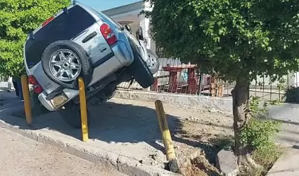 Choque de auto contra casa en la colonia Olivares