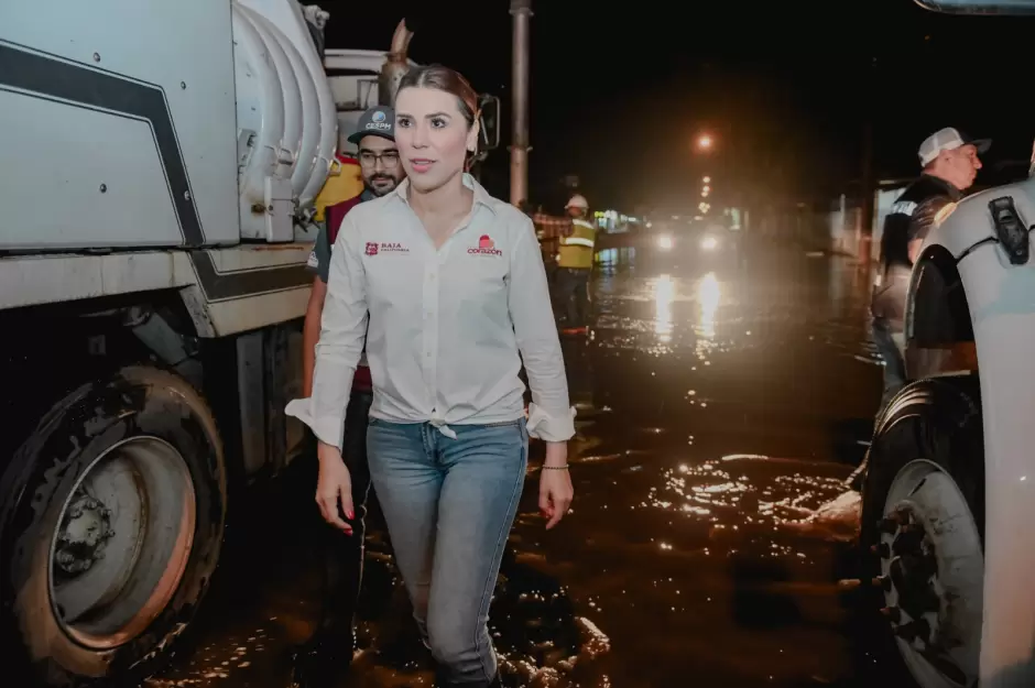 Recorre Gobernadora de BC zonas afectadas por tormenta Hilary en Mexicali