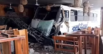 Camin choca contra restaurante de mariscos