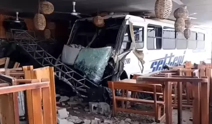 Camin choca contra restaurante de mariscos