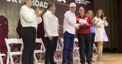 Entrega de becas en Agua Prieta