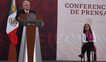 Andrs Manuel Lpez Obrador y la secretaria de Educacin Pblica, Leticia Ramre
