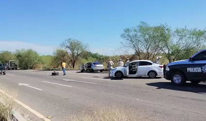 Hallan en asiento trasero de un auto a un hombre asesinado, en Las Minitas