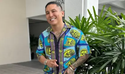 Edwin Luna es bajado del escenario.