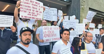 Estudiantes de posgrado se manifestaron en las instalaciones del Conahcyt para p