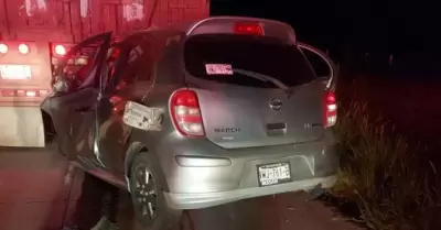 Choque de auto sedn contra camin de carga