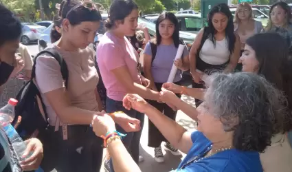 Regalan pulseras para concientizar sobre el suicidio.