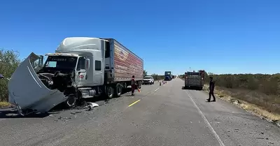 Choque entre triler y auto compacto en la carretera Caborca-Sonoyta