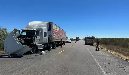 Choque entre tráiler y auto compacto en la carretera Caborca-Sonoyta