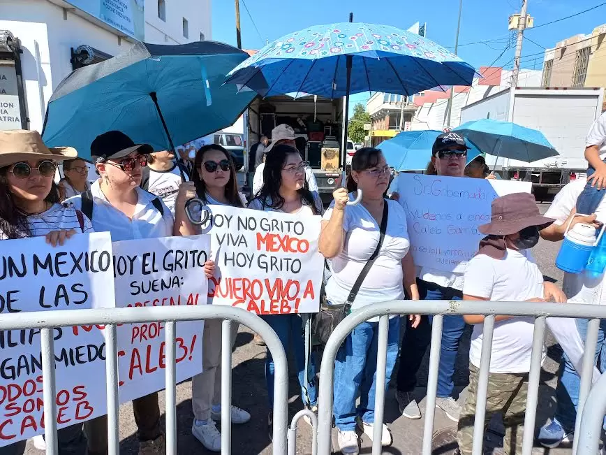 Familiares de maestro desaparecido se manifiestn en desfile