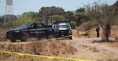 Hallan cuerpos de tres personas en un vehculo