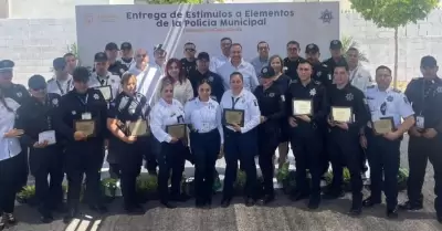 Policas Municipales de Hermosillo reciben becas e incentivos