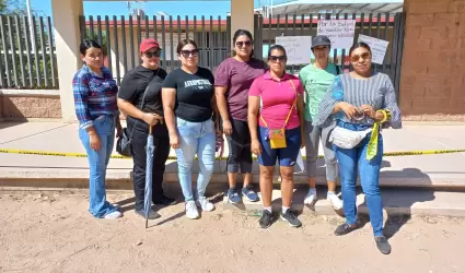 Madres de familia toman plantel en California Residencial.