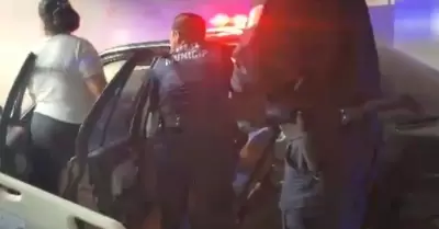 Policas auxilian a mujer que pari a bordo de un vehculo