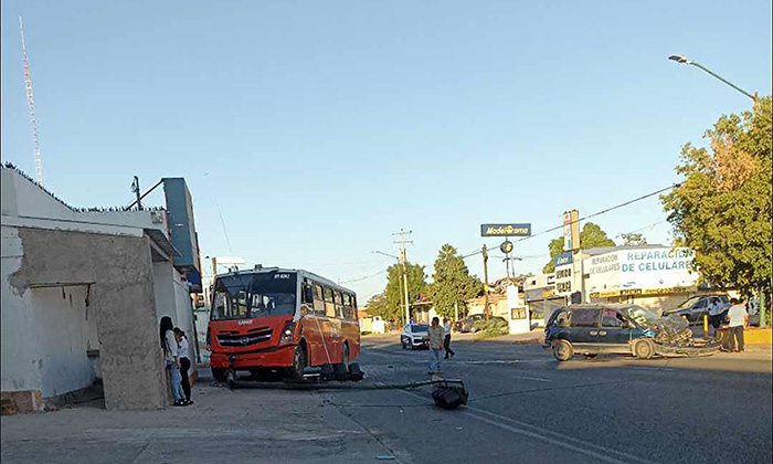 Choque entre camión del transporte público y camioneta deja cuantiosos ...